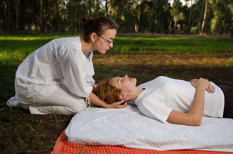 צילומי תדמית למטפלים: צילום תדמית בטבע למטפלת בשיאצו