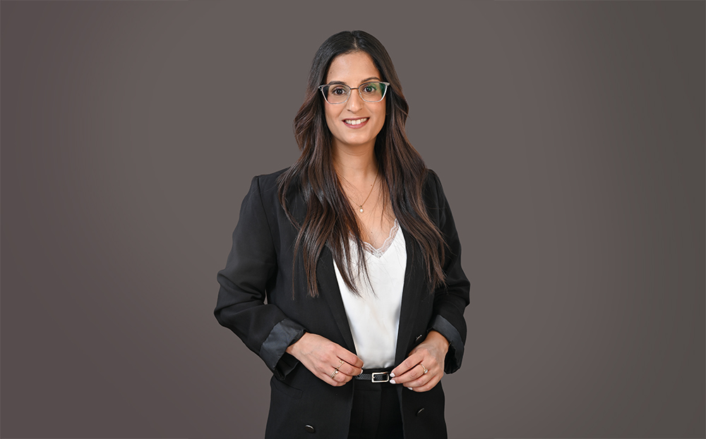 צילום תדמית לעורכת הדין שיר קדם בסטודיו על רקע כהה