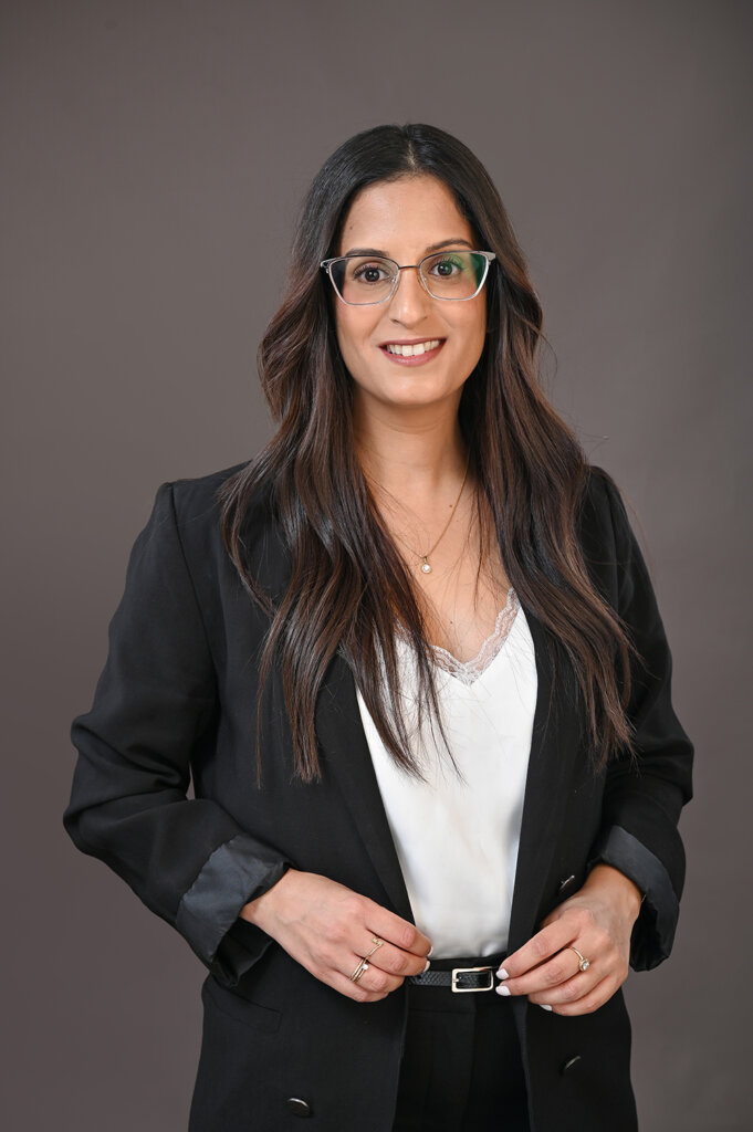 צילום תדמית של עורכת דין על רקע אפור כהה בסטודיו